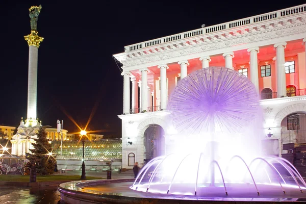 Spherical fountain and top of figure behind on independence square — Stock Photo, Image