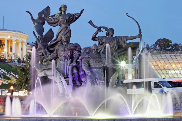 Praça da independência da noite (centro de Kiev, Ucrânia) com monumento aos fundadores da cidade de Kiev — Fotografia de Stock