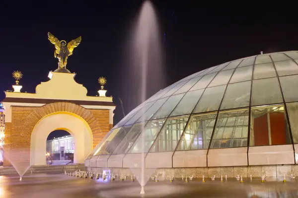 Spherical fountain and top of figure behind on independence square — Stock Photo, Image