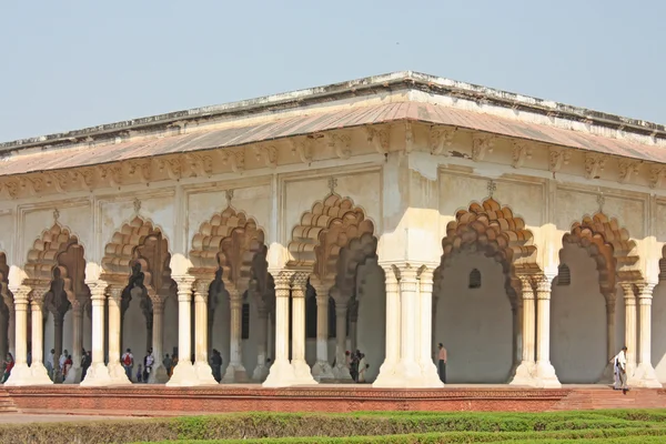 아그라 포트에서 기둥의 갤러리입니다. 아그라, 우 타르 프라 데 시, 인도 — 스톡 사진