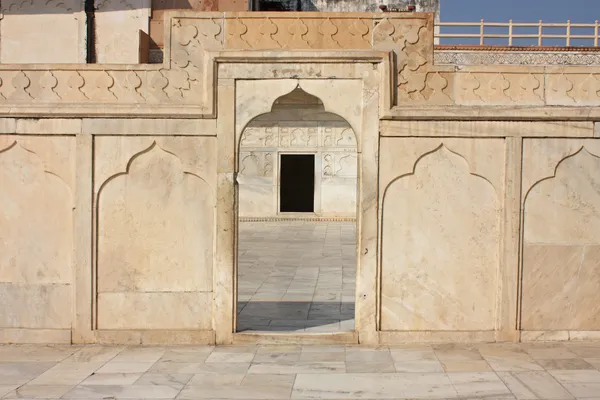 Galeria de pilares no Forte Agra. Agra, Uttar Pradesh, Índia — Fotografia de Stock