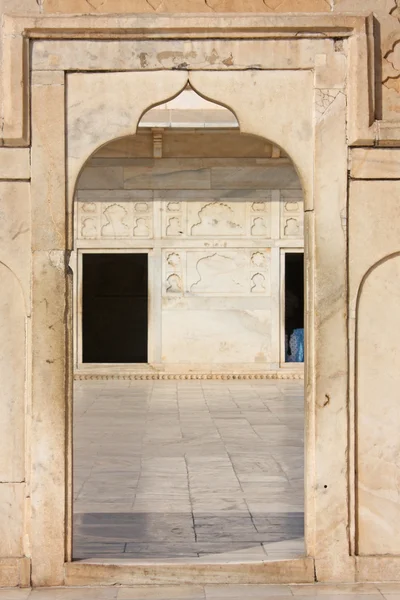 アーグラ城塞で柱のギャラリー。アグラ、ウッタルプラデーシュ州、インド — ストック写真