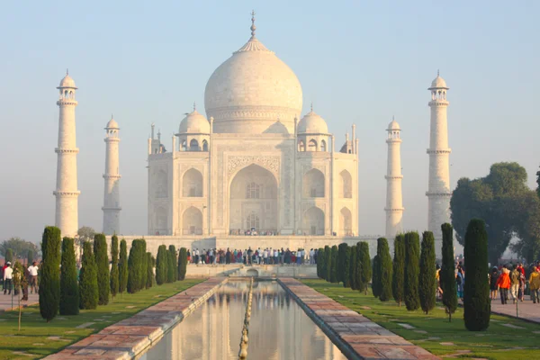Taj mahal, slavná historická památka na Indii — Stock fotografie