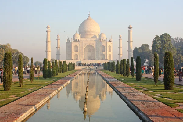 Taj mahal, ein berühmtes historisches denkmal auf indien — Stockfoto
