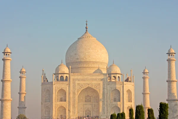 Taj mahal, um famoso monumento histórico na Índia — Fotografia de Stock