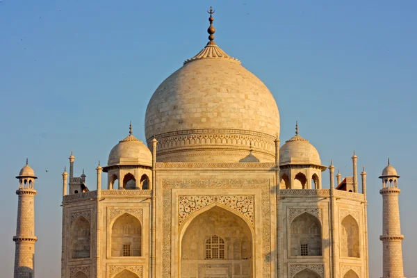 Taj mahal, um famoso monumento histórico na Índia — Fotografia de Stock