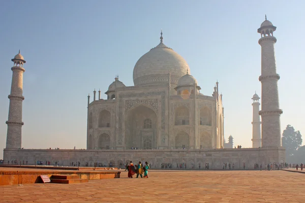 Taj mahal, slavnou historickou památkou Indie — Stock fotografie