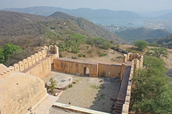 Fuerte Nahagarh con vistas a la ciudad rosa de Jaipur en el estado indio de Rajastán —  Fotos de Stock
