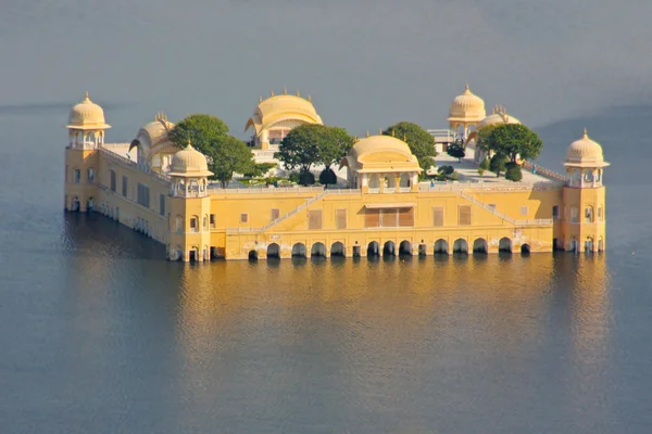 Man Sagar Gölü 'ndeki Su Sarayı (Jal Mahal). Jaipur, Rajasthan, Hindistan. 18. yüzyıl. Saray Dzhal-Mahal.