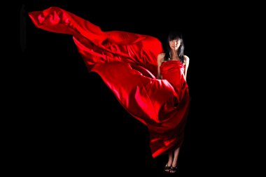 uçan elbise sallayarak kırmızı güzel kadın