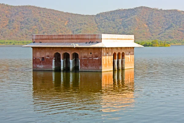 Adam sagar Gölü su sarayda (jal mahal). Jaipur, — Stok fotoğraf