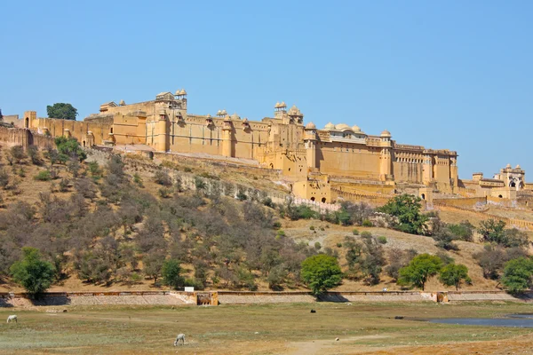 Krásné oranžové pevnost nedaleko města jaipur v Indii. Rajasthan — Stock fotografie