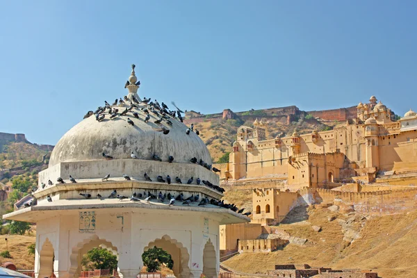 Hermosa Amber Fort cerca de la ciudad de Jaipur en la India. Rajastán — Foto de Stock