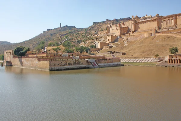 Schöne Bernstein-Festung in der Nähe der Stadt Jaipur in Indien. Rajasthan — Stockfoto