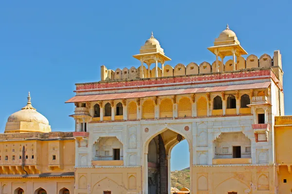 Krásné oranžové pevnost nedaleko města jaipur v Indii. Rajasthan — Stock fotografie