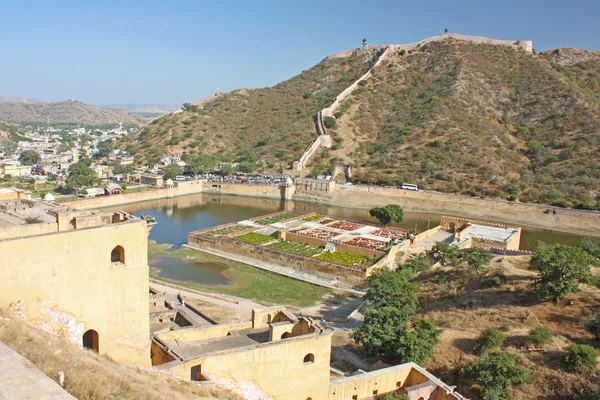 Hermosa Amber Fort cerca de la ciudad de Jaipur en la India. Rajastán — Foto de Stock