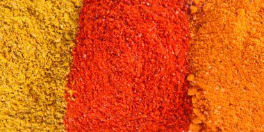 beyaz zemin üzerine baharat karışımı