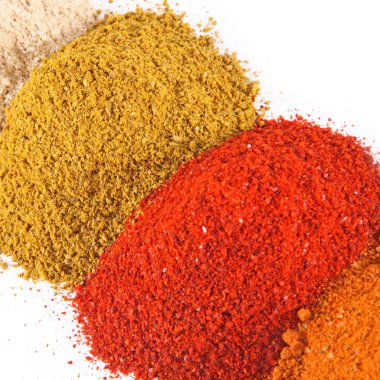 beyaz zemin üzerine baharat karışımı