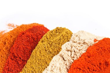 beyaz zemin üzerine baharat karışımı