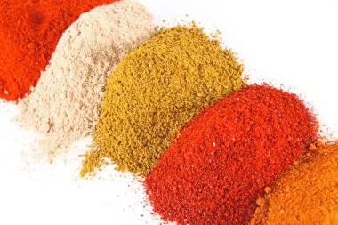 beyaz zemin üzerine baharat karışımı