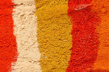 beyaz zemin üzerine baharat karışımı