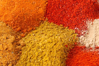 beyaz zemin üzerine baharat karışımı