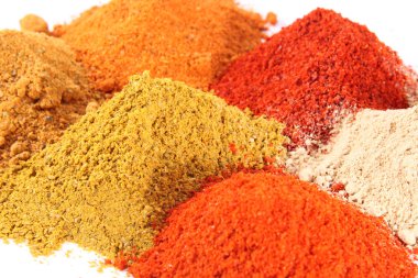 beyaz zemin üzerine baharat karışımı