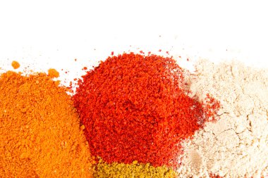 beyaz zemin üzerine baharat karışımı