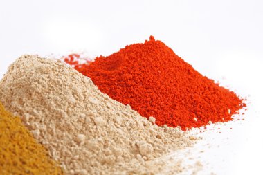 beyaz zemin üzerine baharat karışımı