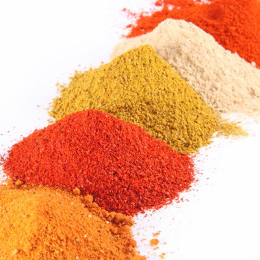 beyaz zemin üzerine baharat karışımı