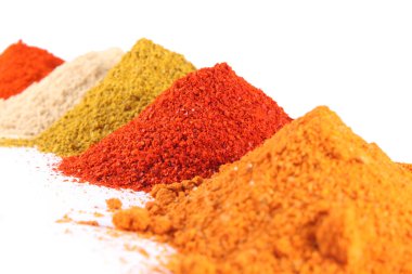 beyaz zemin üzerine baharat karışımı