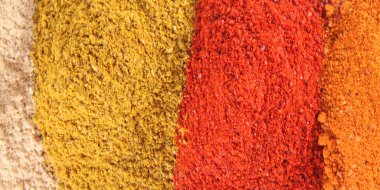 beyaz zemin üzerine baharat karışımı