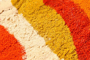 Hindistan'ın çeşitli renkli baharat arka kapatmak