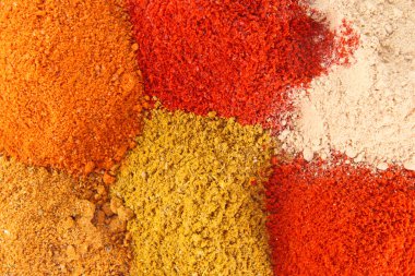 Hindistan'ın çeşitli renkli baharat arka kapatmak