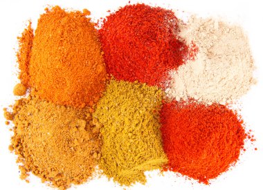 beyaz zemin üzerine baharat karışımı