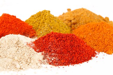 beyaz zemin üzerine baharat karışımı