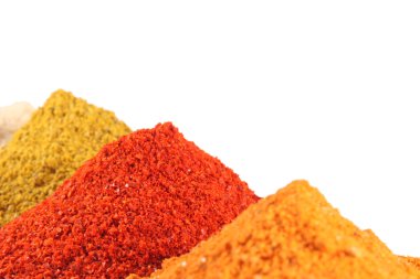 beyaz zemin üzerine baharat karışımı