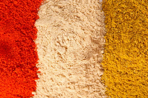 Verschillende kleurrijke kruiden van india close-up achtergrond — Stockfoto