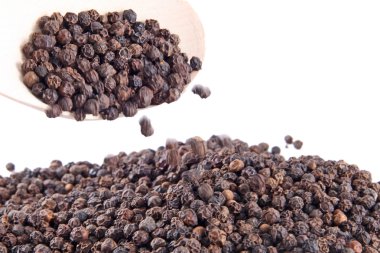 Beyaz arka plan üzerinde izole karabiber