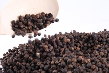 Beyaz arka plan üzerinde izole karabiber