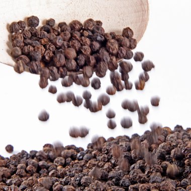 Beyaz arka plan üzerinde izole karabiber