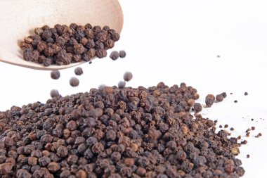 Beyaz arka plan üzerinde izole karabiber