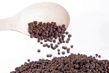 Beyaz arka plan üzerinde izole karabiber