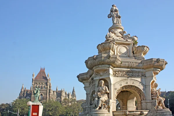 Fontana Flora e Palazzo Orientale sulla famosa piazza di Bombay (Mumbai), India, Asia — Foto Stock