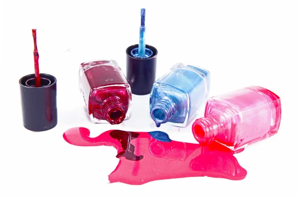 Botellas con esmalte de uñas derramado sobre fondo blanco — Foto de Stock