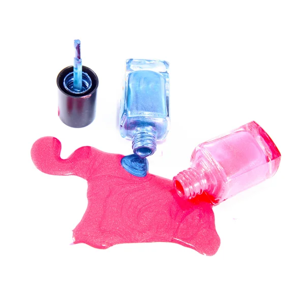 Butelki z rozlanym lakierem do paznokci na białym tle — Zdjęcie stockowe