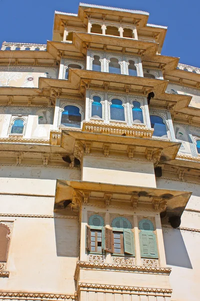 Palazzo della città di Udaipur preso a Rajasran, India — Foto Stock