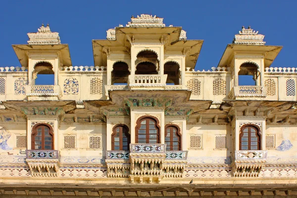 Palazzo della città di Udaipur preso a Rajasran, India — Foto Stock