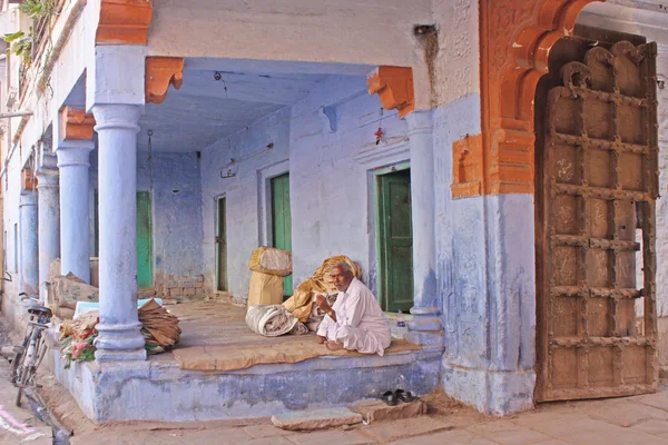 Indian man in the window of the blue house in Jodhpur — Stock Photo, Image