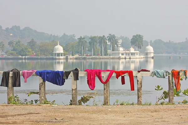 ウダイプール, インド湖の美しい建物 — ストック写真